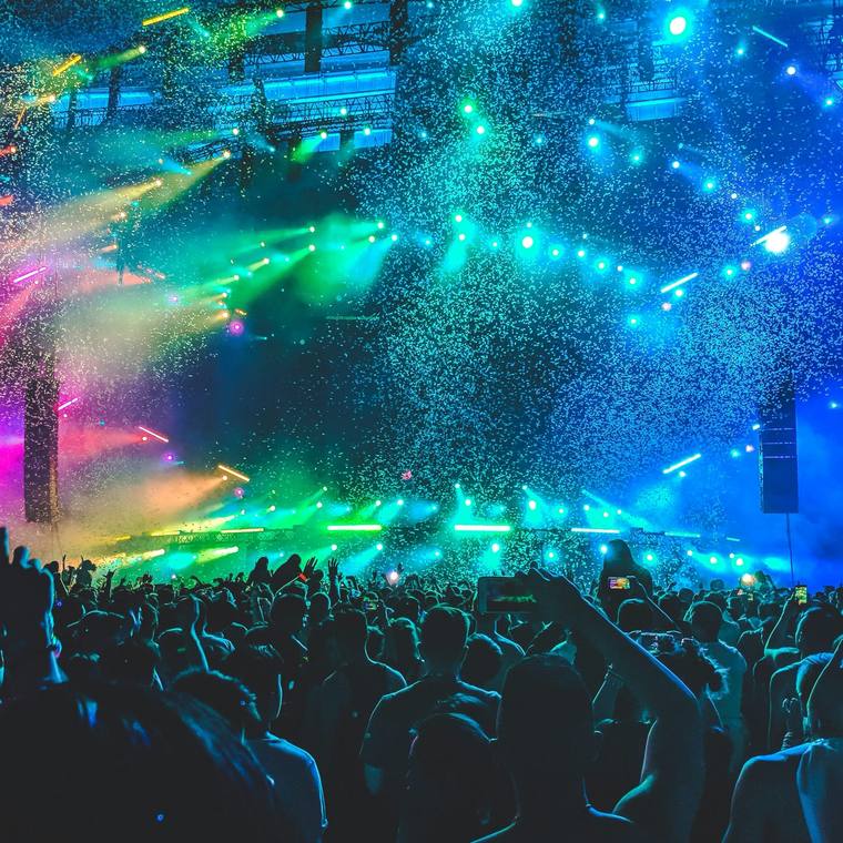 Festival con confeti y luces de colores