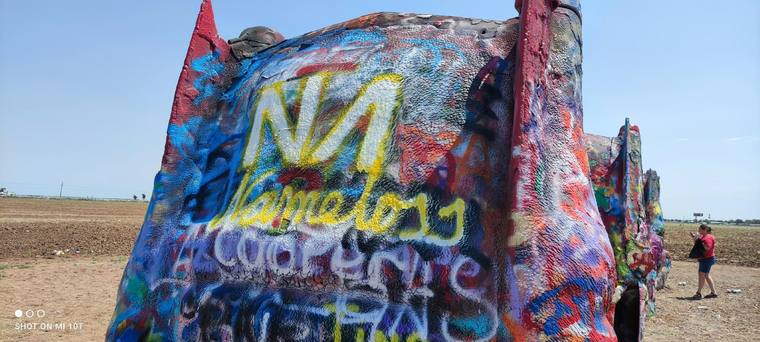 Grafiti con el logo de Nameloss