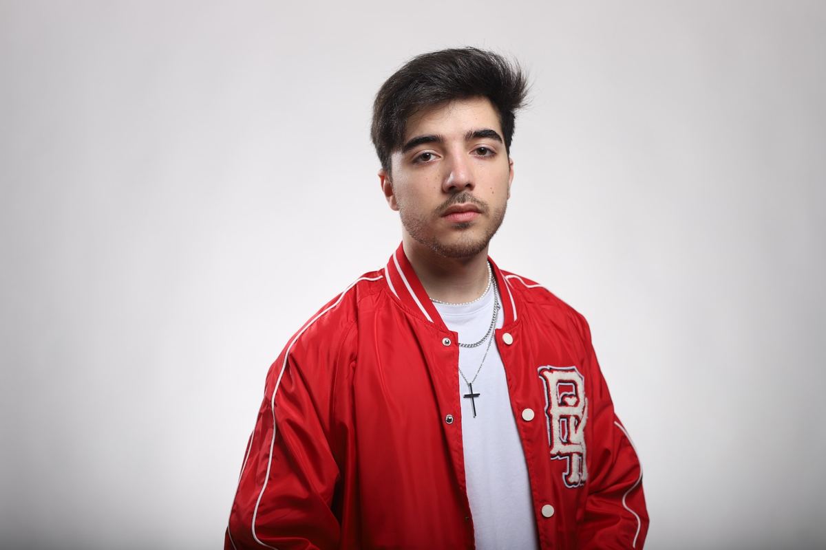 Retrato de Nameloss con chaqueta roja